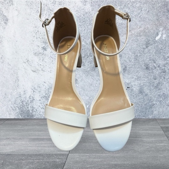 pizz Ana Shoes - New with Box ♥️White  chunky Heels with Ankle Strap ♥️